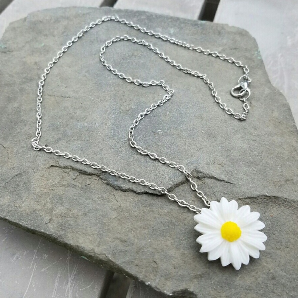White Daisy Silver Plated Chain 18” Necklace New